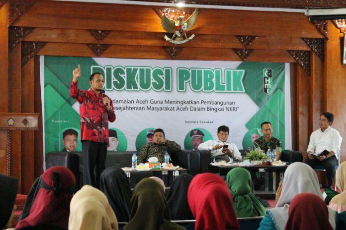 SAMPAIKAN MATERI- Tgk Khaidir Abdurrahman, SIP.MA selaku tokoh politik yang juga anggota DPR-RI periode 2014-2019 menyampaikan materi Diskusi Publik Refleksi 14 Tahun Perdamaian Aceh yang diadakan oleh HMI Cabang Lhokseumawe- Aceh Utara, di Aula Setdako Lhokseumawe, Rabu kemarin.