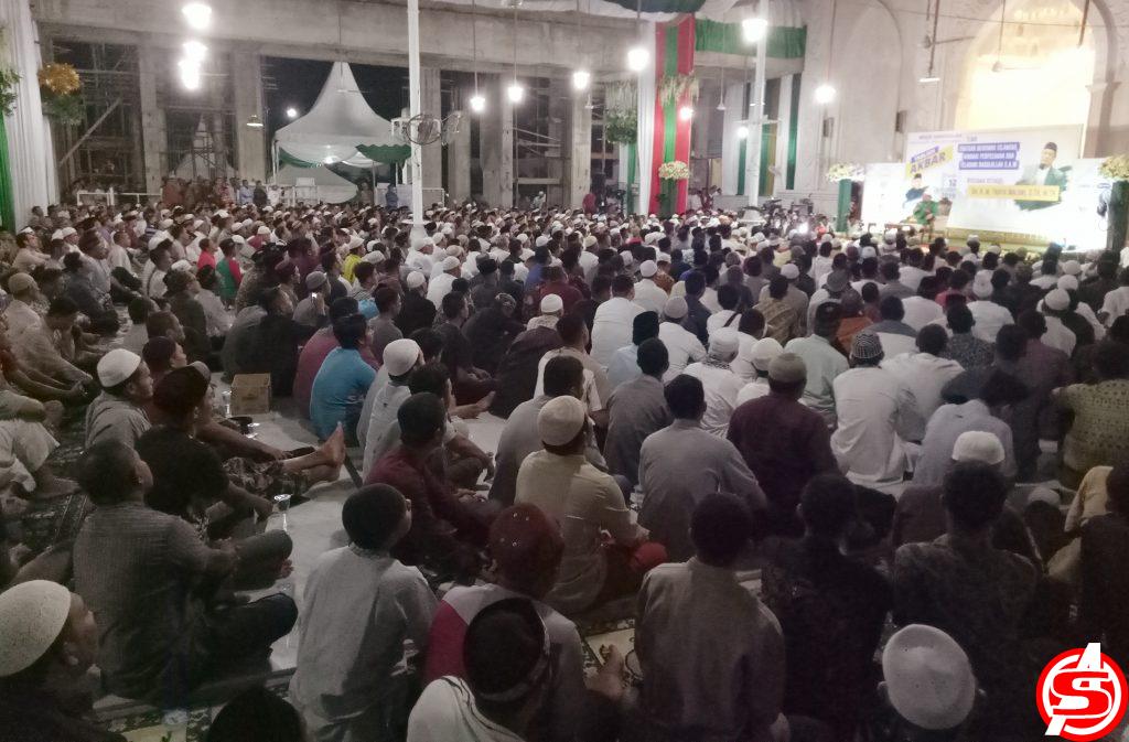 Ribuan Warga Dengarkan Tabligh Akbar Ustadz Yahya Waloni