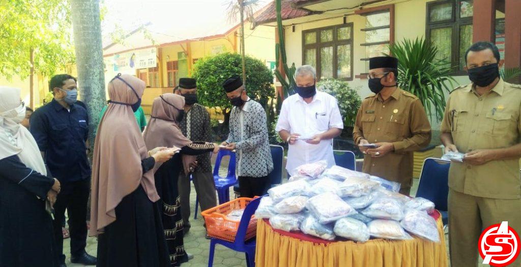 SMKN 2 Lhokseumawe Bagikan 1.000 Masker Gratis