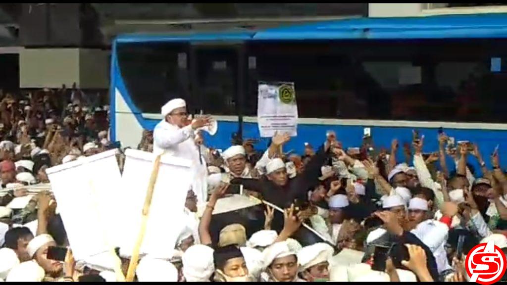 Habib Rizieq Syihab Pulang ke Indonesia, Disambut dengan Dzikir dan Sholawat