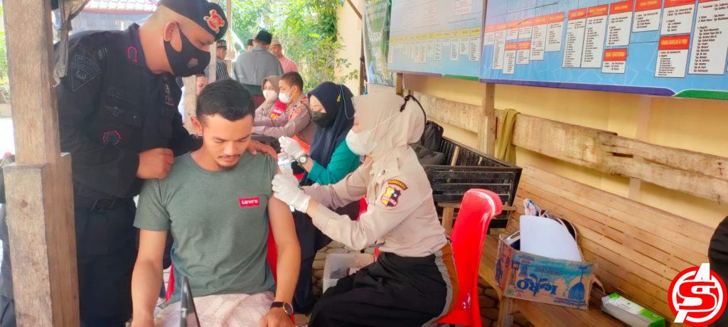 Brimob Polda Aceh Bersama Vaksinator Mabes Polri Buka Gerai Vaksin di Dayah