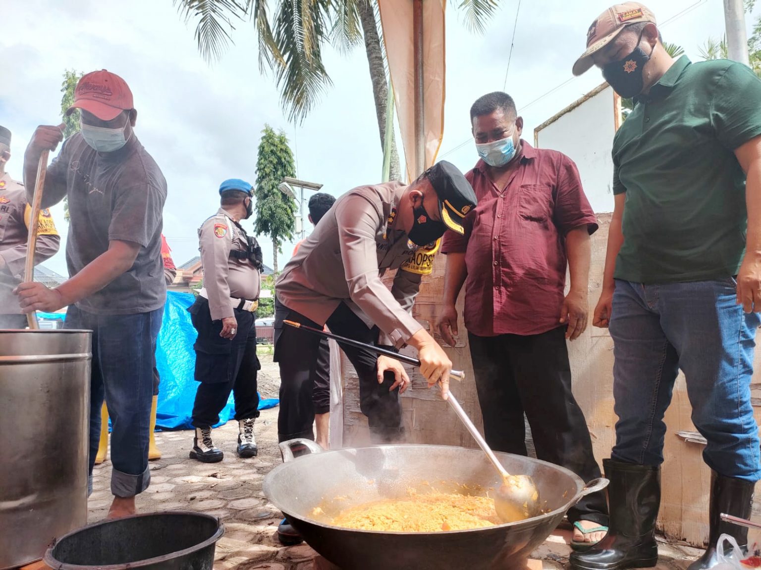 Kapolres Ikut Bantu Masak Makanan Siap Saji di Lokasi Pengungsi