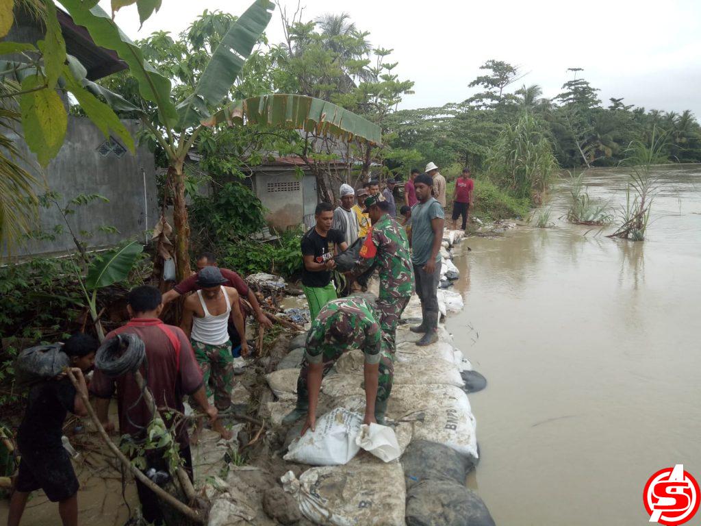 TNI Bersama Masyarakat Gotroy Perbaiki Tanggul Jebol