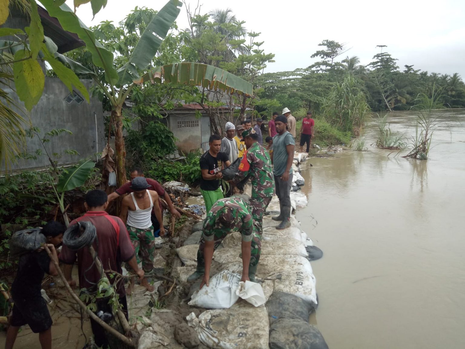 TNI Bersama Masyarakat Gotroy Perbaiki Tanggul Jebol