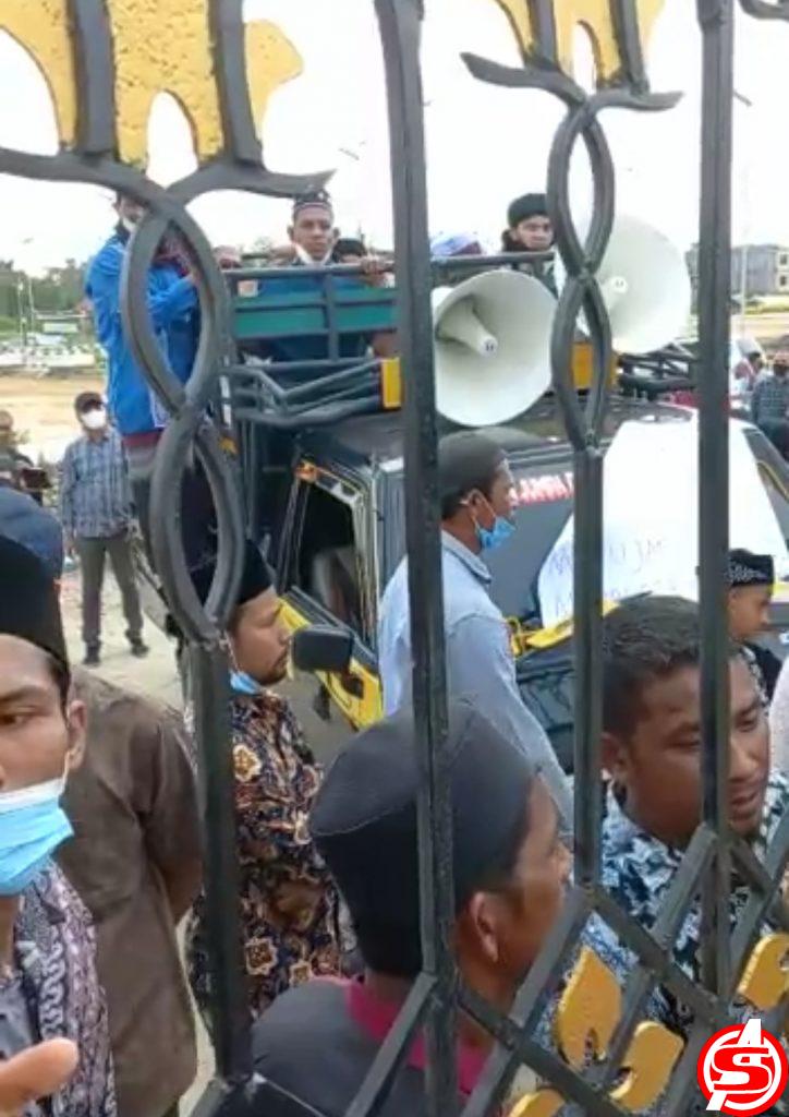 Tolak Pemaksaan Vaksin,Massa GPK ‘Kepung’ Gedung DPRK Aceh Utara