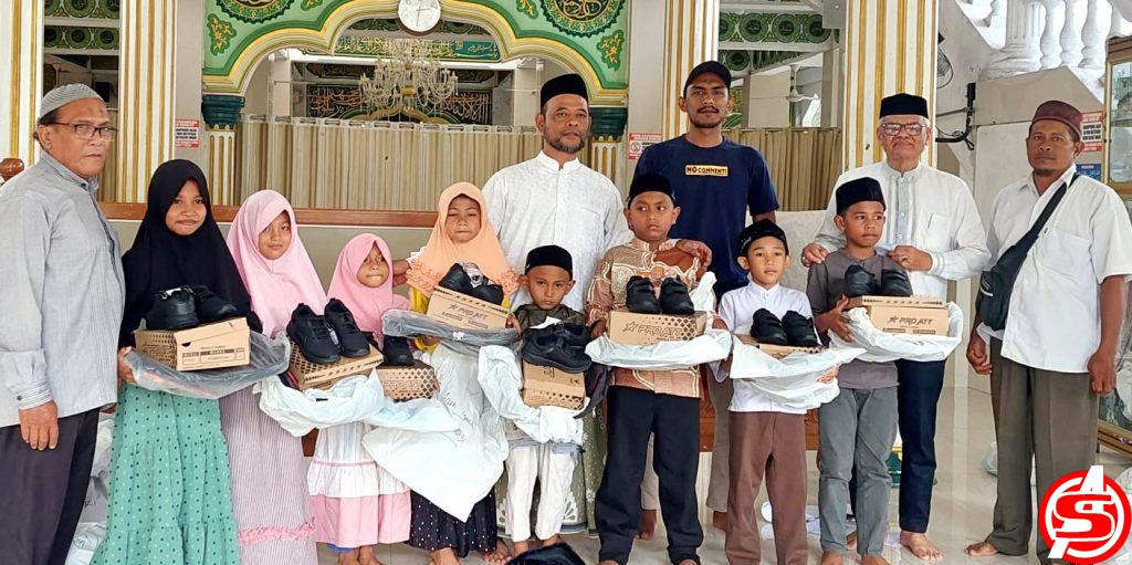 Gampong Kuta Blang Salurkan Sepatu dan Tas Buat Anak Yatim