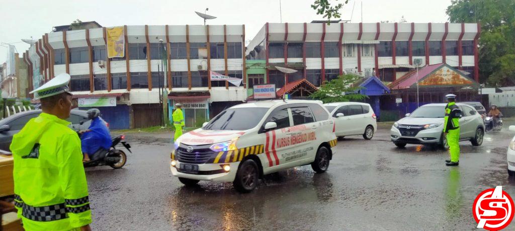 Meskipun Hujan, Polantas Lhokseumawe Tetap Atur Lalulintas