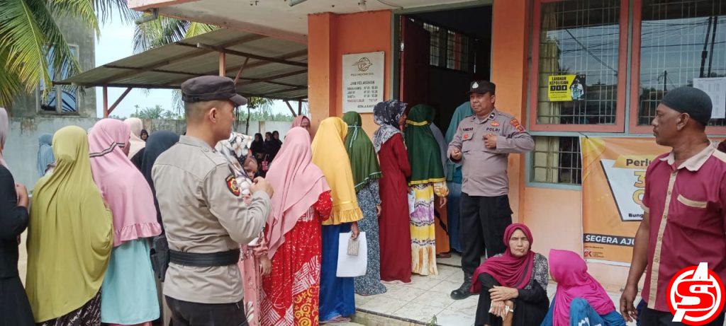 Personel Polsek Samudera Kawal Penyaluran BLT di Kantor Pos Geudong