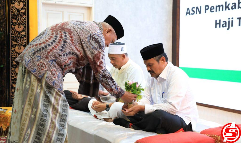 Ulama Peusijuek ASN Aceh Utara yang Hendak Tunaikan Ibadah Haji