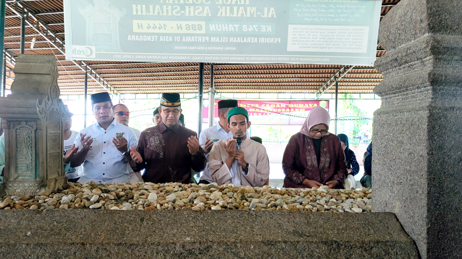 Anies Berziarah ke Makam Sultan Malikussaleh dan Jadi Imam Shalat