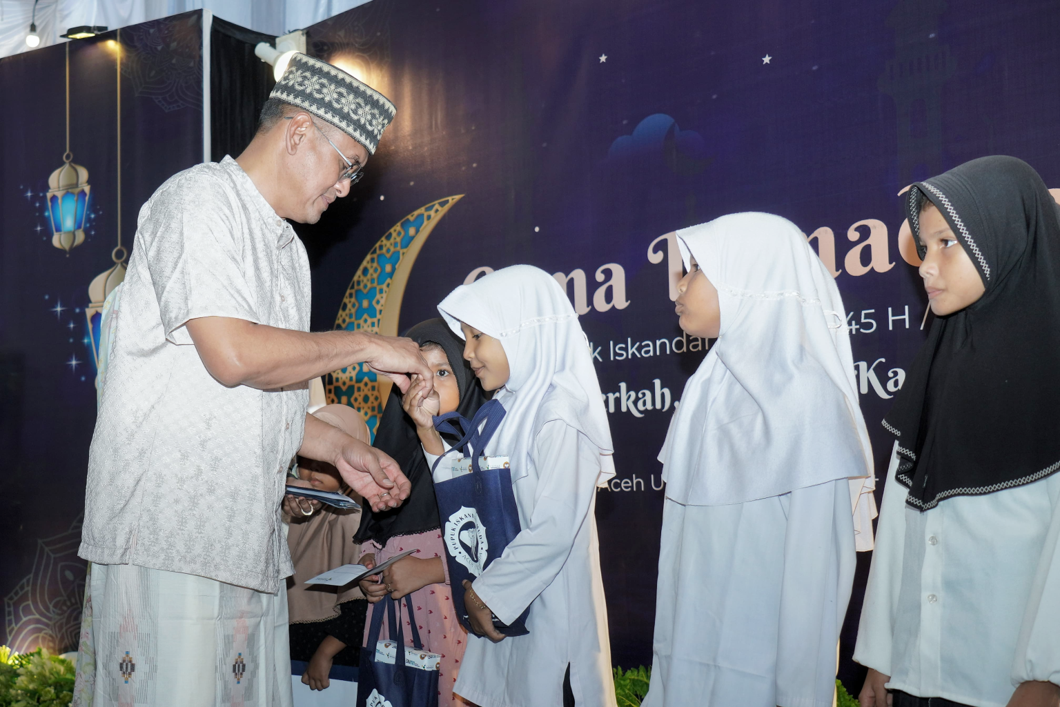 PT PIM Bersama Dirut Pupuk Indonesia Santuni Ratusan Anak Yatim