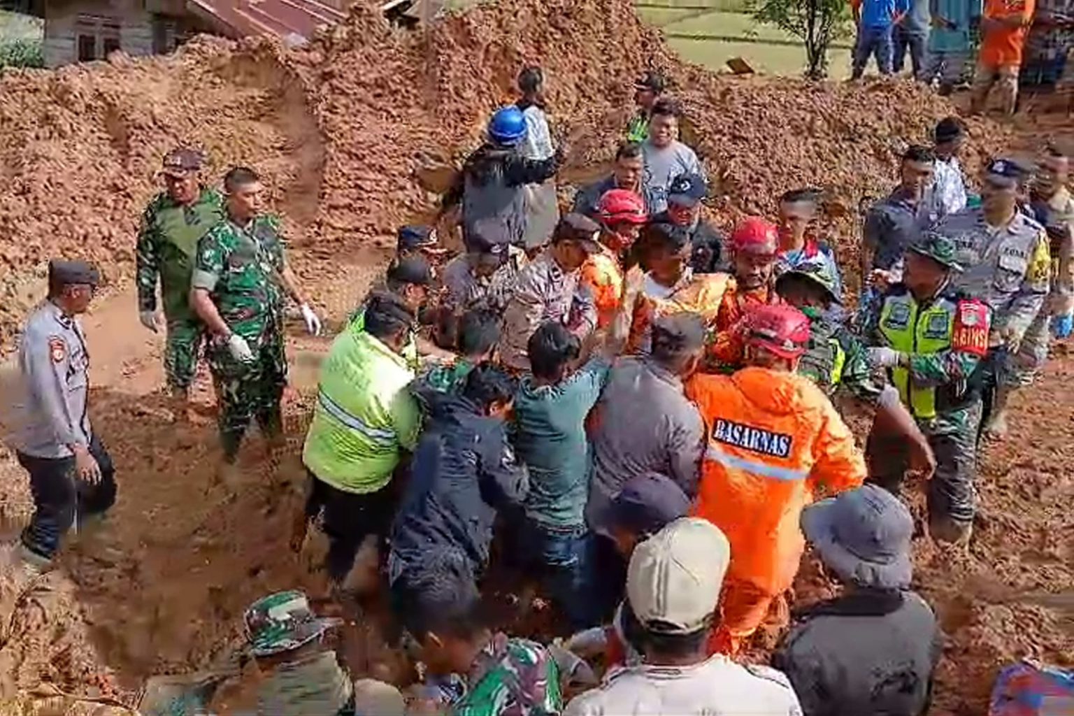 Danrem Lilawangsa Kerahkan Personel Bantu Warga Tertimbun Longsor