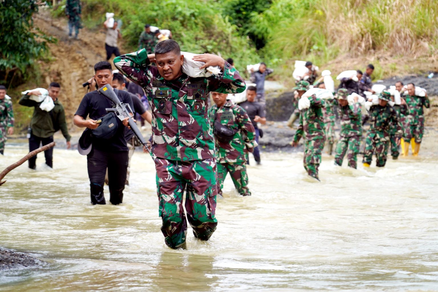 Arungi Sungai, Danrem Lilawangsa Pikul Paving Block Pugar Makam Cut Nyak Meutia