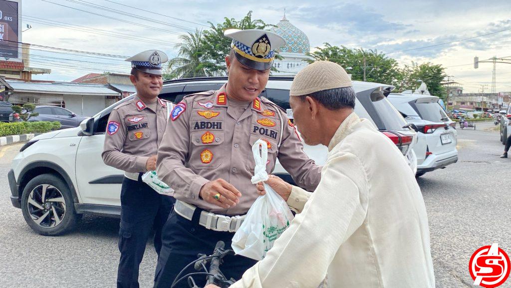 Sat Lantas Polres Lhokseumawe Bagikan Takjil untuk Pengguna Jalan
