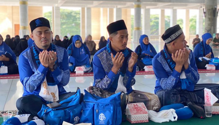 Tangis Haru dan Doa Iringi Keberangkatan Kloter 49 Jamaah Umrah PT. Bir Ali