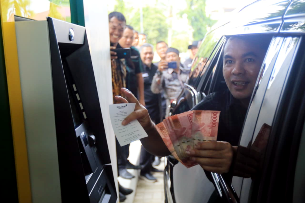Inovasi Perbankan Syariah: Bank Aceh Luncurkan ATM Drive Thru Pertama di Lhokseumawe