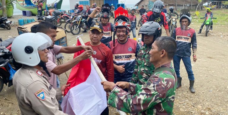 Muspika dan Tim Trail Bastara Bagikan Bendera Merah Putih di Pedalaman Aceh Utara