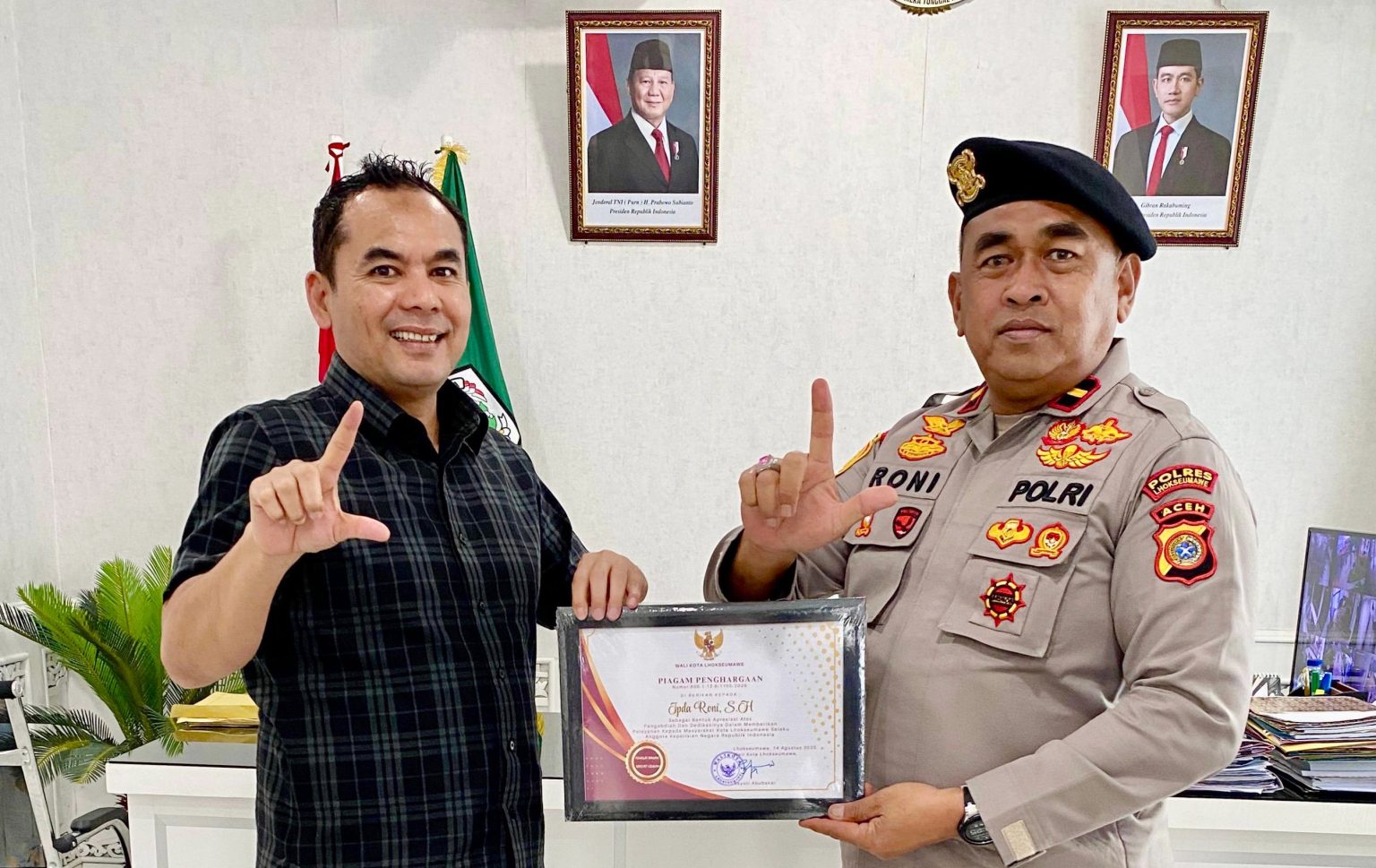 Apresiasi atas Dedikasi, Wali Kota Lhokseumawe Anugerahkan Penghargaan Ipda Roni