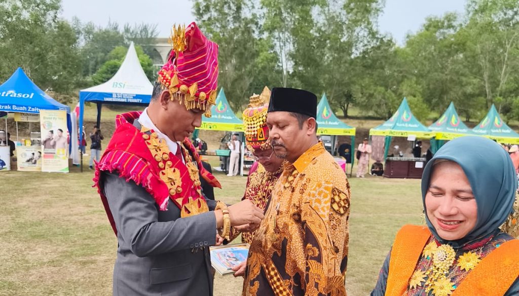 Prof. Apridar Terima Penghargaan Tertinggi Seperempat Abad Unimal