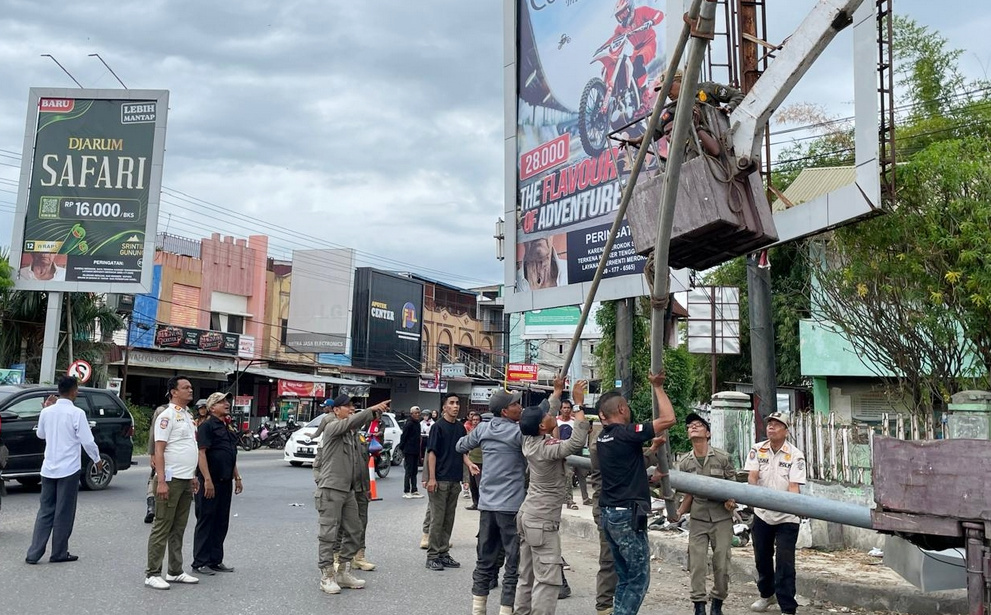 Pemko Lhokseumawe Bongkar Paksa Baliho dan Papan Reklame Ilegal