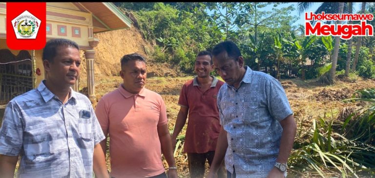Sempat Terisolir, Wakil Wali Kota Lhokseumawe Kerahkan Alat Berat Bersihkan Longsor Paloh Punti