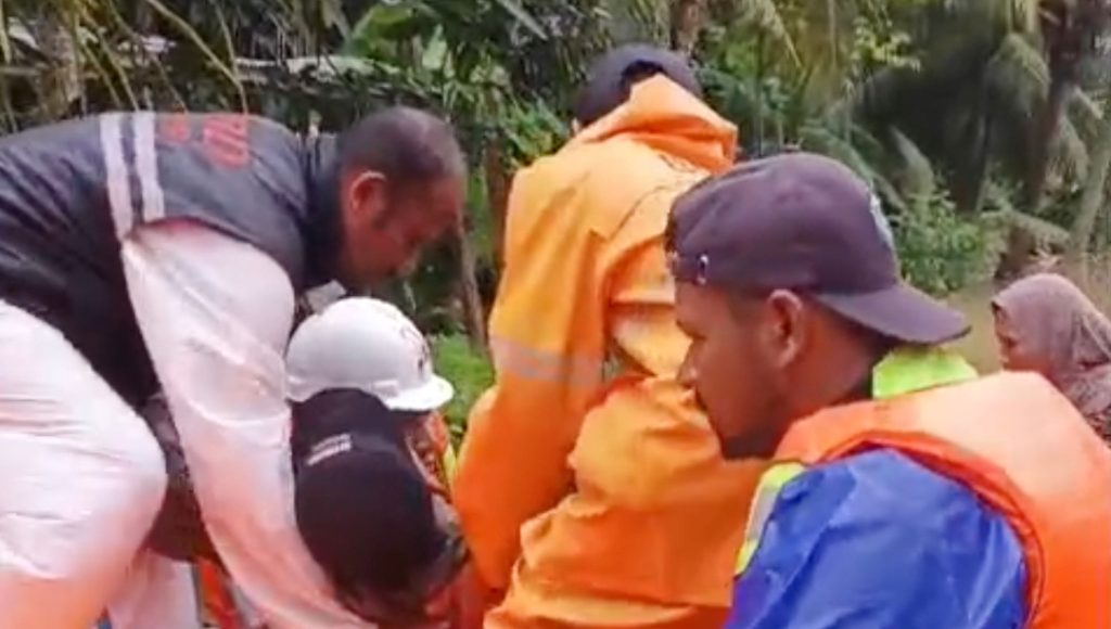 Ketika Banjir, Ketua DPRK Lhokseumawe Berjibaku Evakuasi Warga Terisolir di Muara Satu