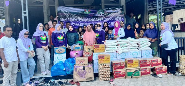 Peduli Sesama, Perempuan Bangsa Aceh Turun Langsung Bantu Korban Bencana