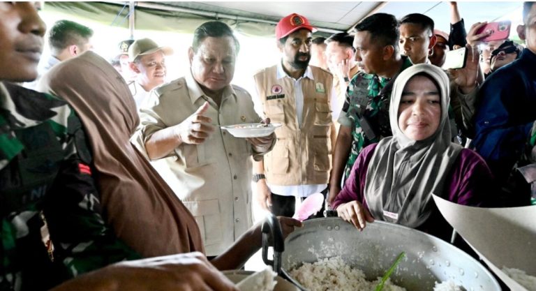 Pastikan Kebutuhan Korban Bencana Terpenuhi, Prabowo Cicipi Makanan Pengungsi Aceh