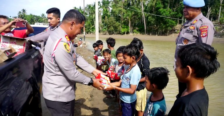 Aksi Humanis Kapolres Lhokseumawe, Dampingi Anak Korban Banjir Lewat Trauma Healing di Aceh Utara