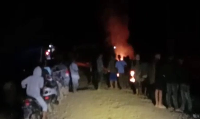 Emosi Tak Kebagian Bantuan, Massa Jarah dan Bakar Truk Logistik Banjir di Aceh Utara