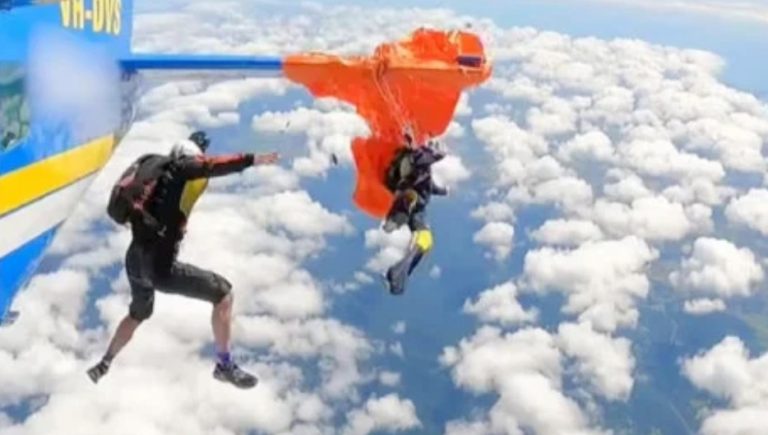 Parasut Tersangkut Ekor Pesawat, Penerjun Payung di AustraliaTerombang-ambing