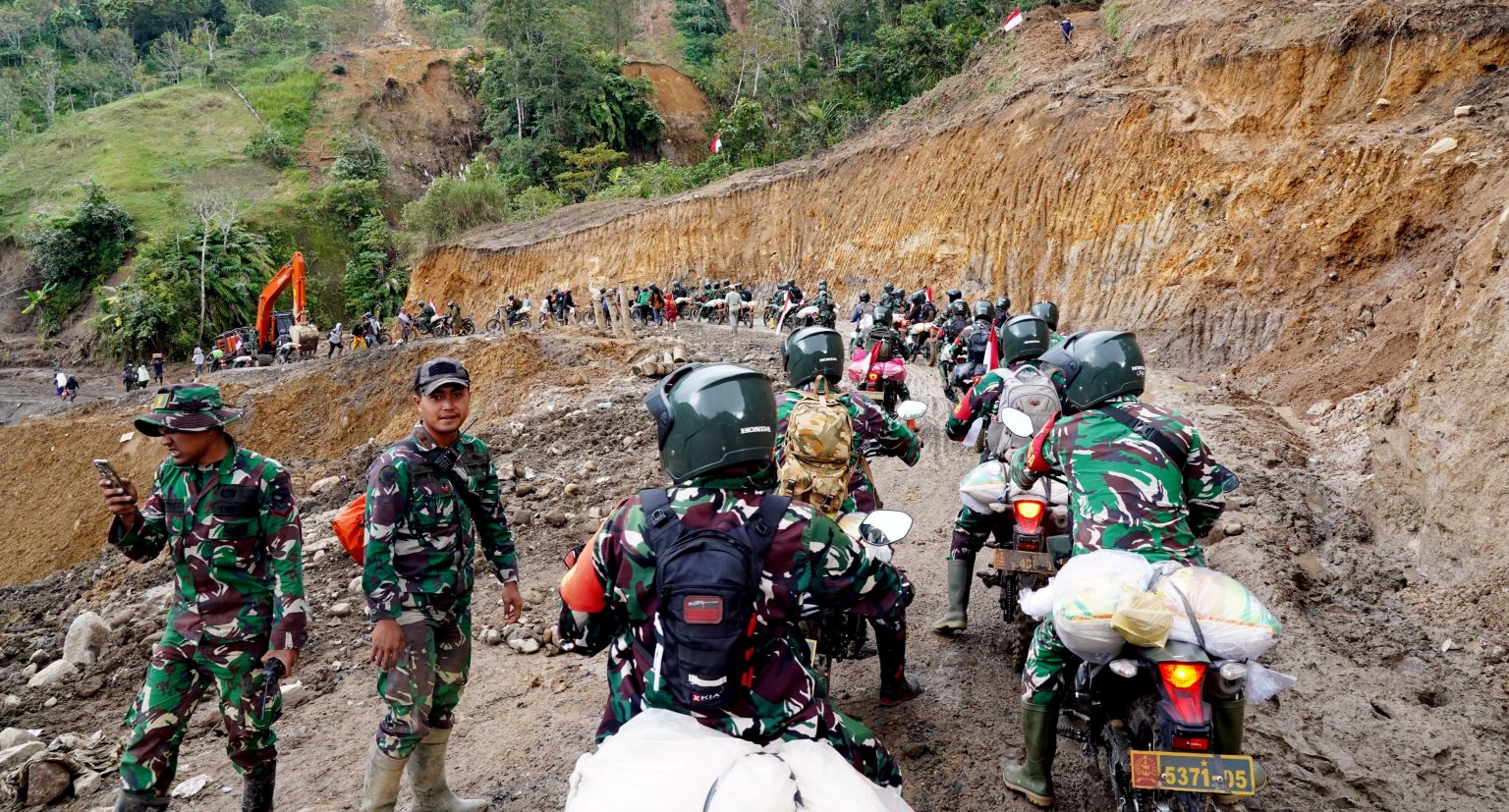 TNI Terobos Jalur Ekstrem Aceh Utara, Distribusikan 10 Ton Beras ke Wilayah Pegunungan Terdampak Bencana