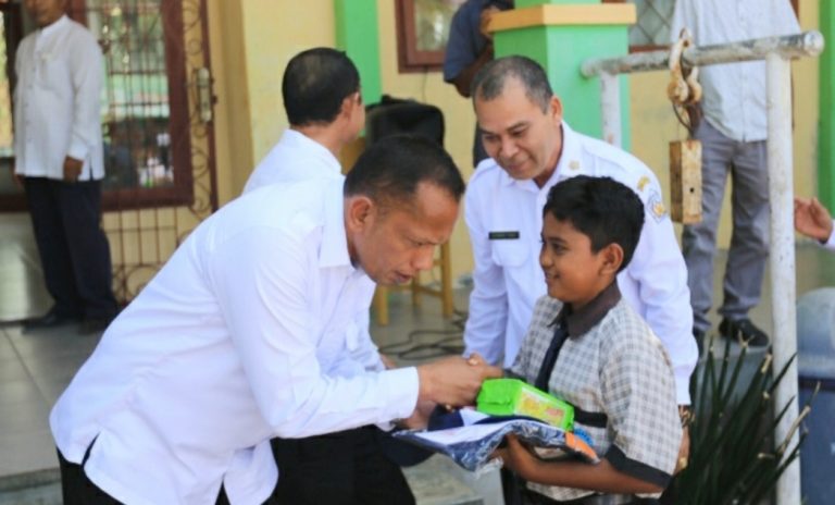 Wawako Lhokseumawe Salurkan Seragam dan Nutrisi untuk Siswa Terdampak