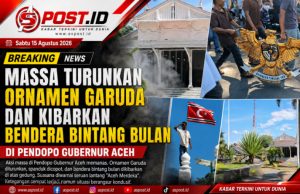 Massa Turunkan Ornamen Garuda dan Kibarkan Bendera Bintang Bulan di Pendopo Gubernur Aceh